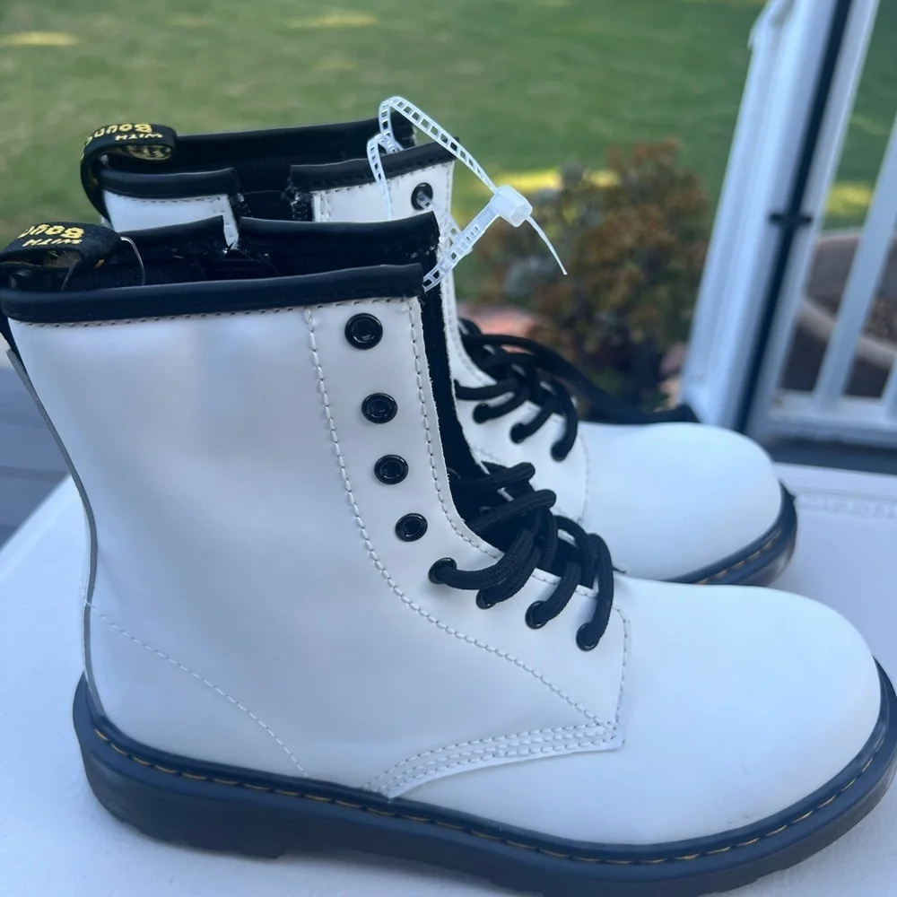 Dr. Martens White Ankle Boots Junior/ladies Size 6 White NWOT